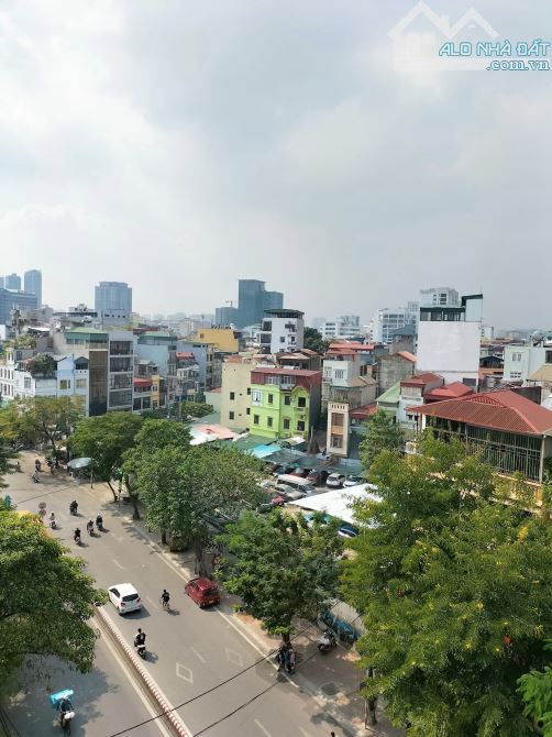 Mặt phố Lạc Long Quân 7 tầng thang máy, MT 4 vỉa hè rộng.