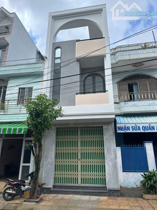 Bán nhà mới gần biển, mặt tiền đường Tân Trào - Vĩnh Nguyên, gần khu đô thị Mipeco. 5,2tỷ