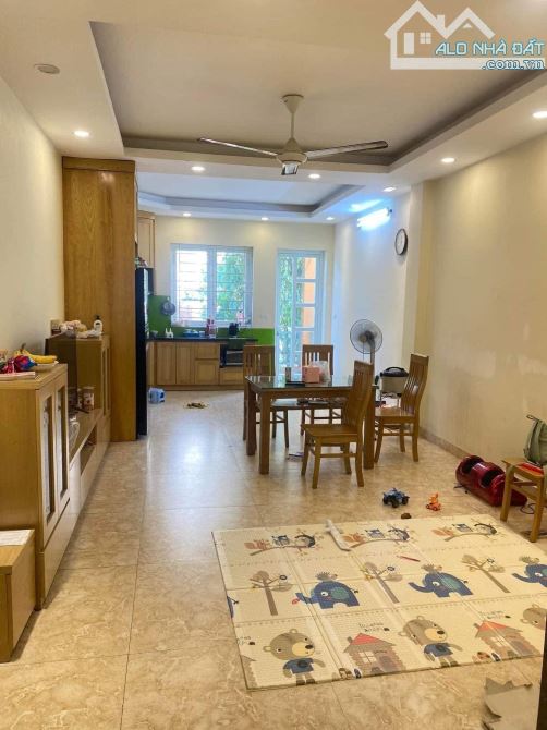 Hoàng Quốc Việt – phân lô 5 tầng thang máy vỉa hè rộng, ô tô đỗ.