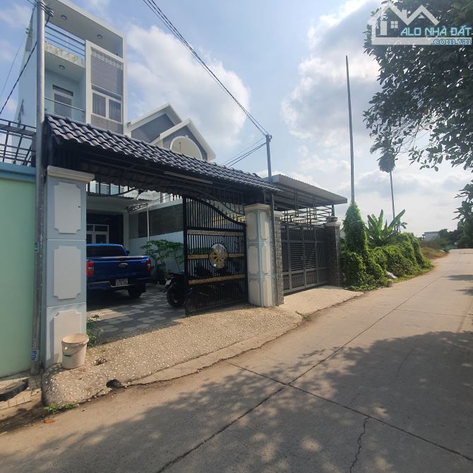 Căn Nhà 1 trệt 2 lầu Tuyệt Đẹp, Mặt Tiền Đường Bê Tông Lớn, View Nhìn Ra Rạch Bình Nhâm