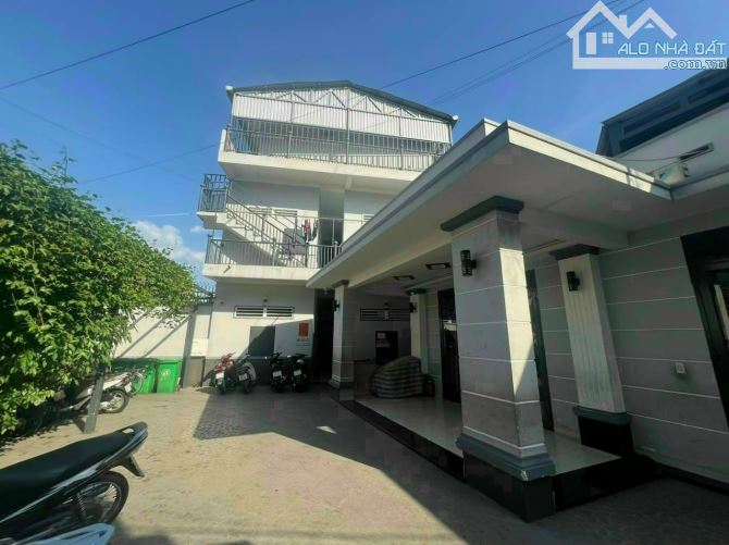 Bán dãy trọ 41 phòng + biệt thự thu nhập 100tr/tháng, Quốc lộ 1A, Linh Xuân. 810m2/24 tỷ.