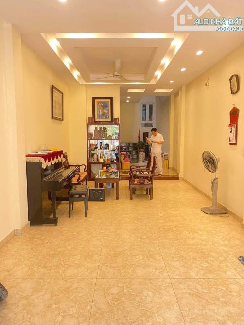 Hoàng Quốc Việt – phân lô 5 tầng thang máy vỉa hè rộng, ô tô đỗ. - 1
