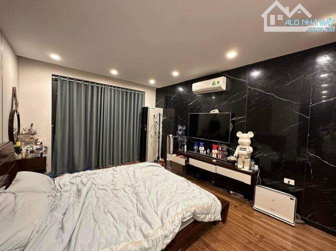 Bán căn hộ tập thể Đường Sông 88 Võ Thị Sáu 110m2 3 ngủ lô góc view hồ giá 5.28 tỷ - 5