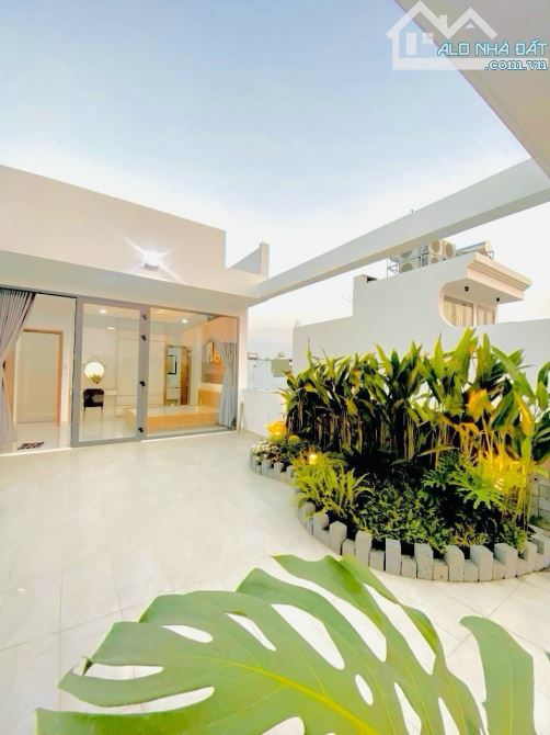 Cần bán gấp căn nhà mặt tiền Núi Thành phường 13 quận Tân Bình 4.5x15m, 6 tầng giá 14 tỷ