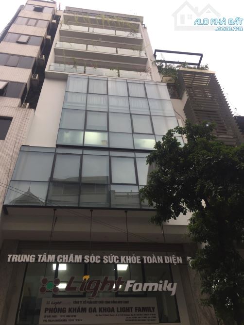 Mặt phố Trần Quang Diệu - Tòa nhà BUILDING 10 tầng thông sàn.