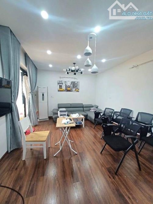 Cần bán nhà phố Lạc Long Quân, Tây Hồ.