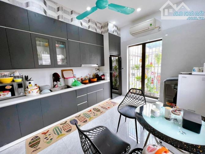 Bán Nhà Thạch Bàn, Ô Tô vào, Giá nhỉnh 4 Tỷ, Hơn 45m², 5 Tầng, Gần Chợ - Đẳng Cấp - VIP!