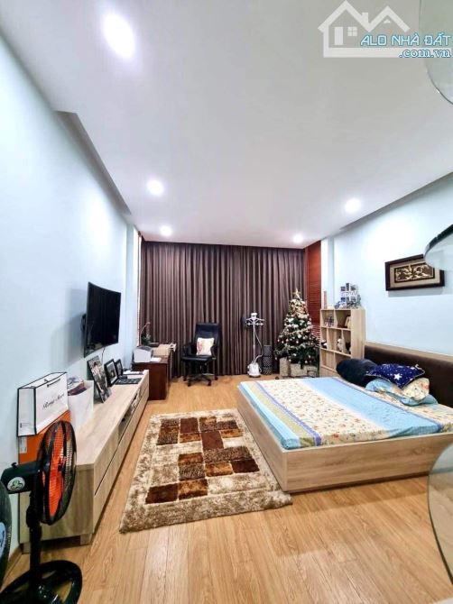 Nhà Giải Phóng 50m2, mặt tiền rộng, xây năm 2020, ô tô đỗ cửa - 2