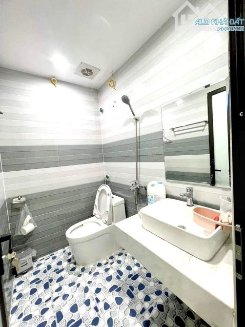 Nhà Giải Phóng 50m2, mặt tiền rộng, xây năm 2020, ô tô đỗ cửa - 3