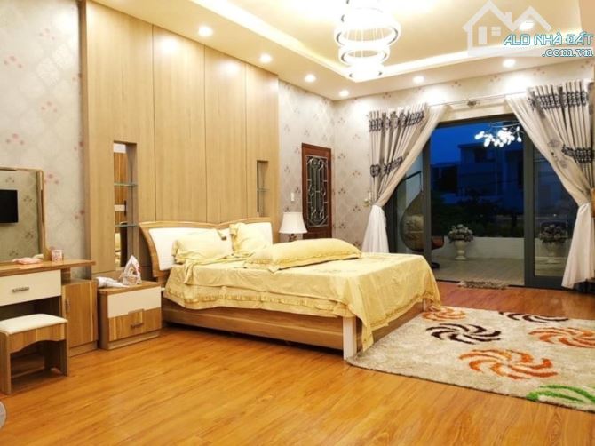 Biệt Thự Ngô Thế Vinh, Hải Châu, 3 tầng, dt 220m2, ngang 10m, nội thất xịn, gần sân bay.