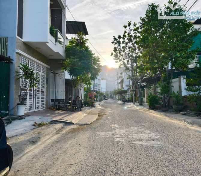Bán đất cách đường ven biển Phạm Văn Đồng, Vĩnh Hòa - Nha Trang chỉ 70 mét. Đường nhựa rộn