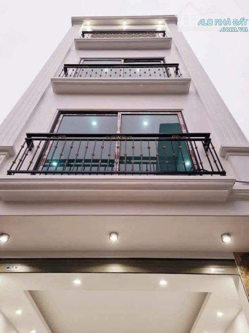 Bánnhà mới xây 5 tầng trung tâm, Tứ Hiệp, Thanh Trì. - Diện tích: 70m² x 5 tầng.