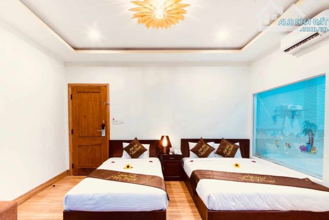 Bán villa mặt tiền đường Cửa Đại trung tâm ở cẩm châu DT: 9x28m, 3 tầng, hồ bơi, 8PN - 4