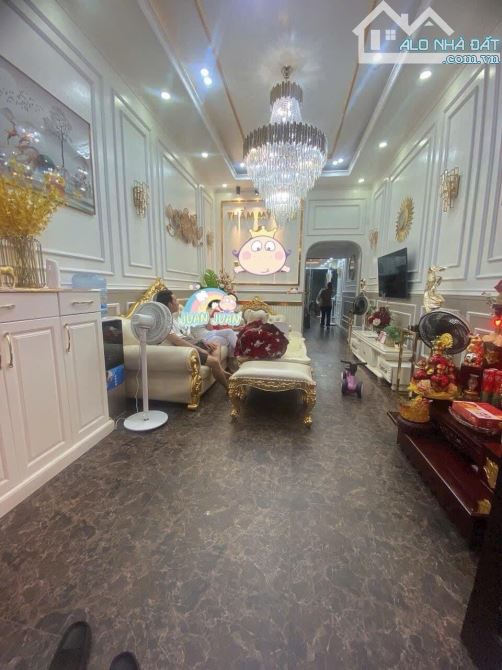 Nhà 4 tầng mặt ngõ Trần Nguyên Hãn. Dt: 62m x 4 tầng. Giá 5.7 tỷ.