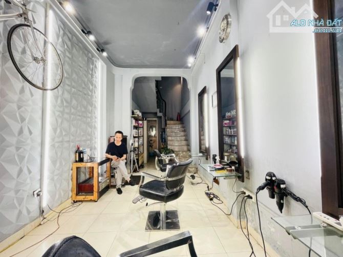 Bán nhà mặt phố Hàng Muối Hoàn Kiếm Dt 20 m2 5 tầng mt 2m9 Giá 14 tỷ lh Huyền.