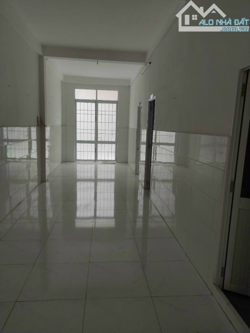 🏡 Cần chuyển nhượng lại căn nhà 1 trệt 2 lầu mặt tiền đường Nguyễn Thị Út .  💯 Nhà thuộc - 3