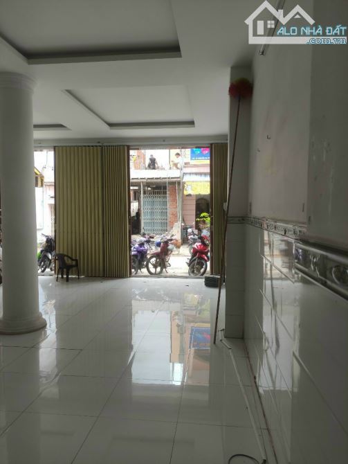 🏡 Cần chuyển nhượng lại căn nhà 1 trệt 2 lầu mặt tiền đường Nguyễn Thị Út .  💯 Nhà thuộc - 8