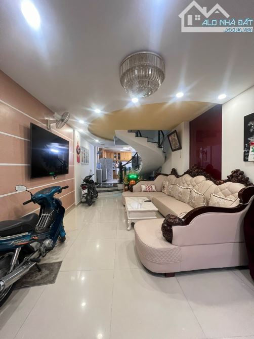 Nhà bán 4.2x29m, 4 tầng, xe ô tô đậu trong nhà, Nguyễn Thị Tần P2 Quận 8