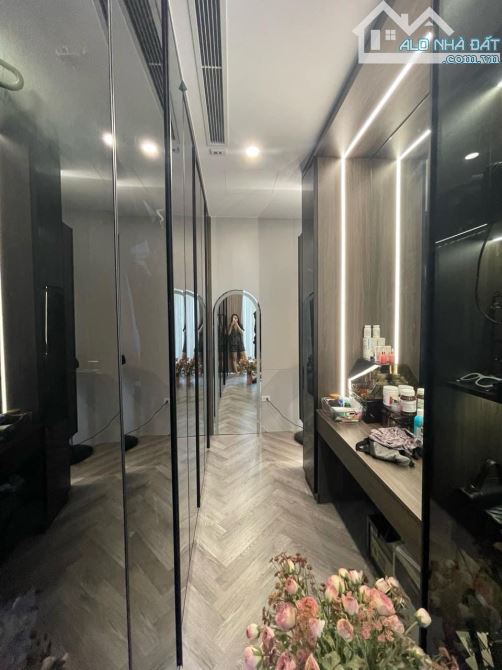 PHỐ VIP GIA THỤY LB NGÕ THÔNG ÔTÔ TRÁNH VỈA HÈ 2 THOÁNG THANG MÁY KINH DOANH. 13,9 TỶ - 5