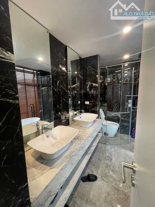 PHỐ VIP GIA THỤY LB NGÕ THÔNG ÔTÔ TRÁNH VỈA HÈ 2 THOÁNG THANG MÁY KINH DOANH. 13,9 TỶ - 6