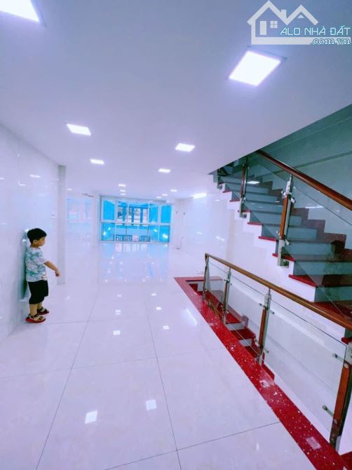 Cho thuê nhà đẹp 1 trệt  3 lầu mặt tiền Nguyễn Ái Quốc gần BiG C