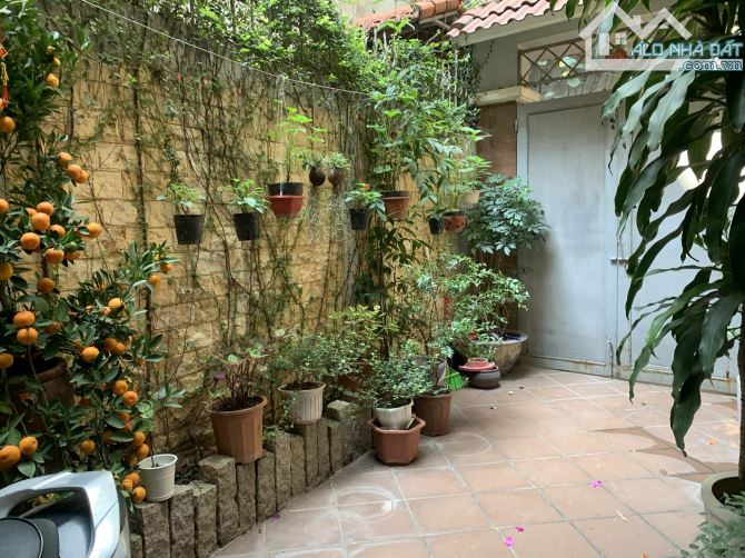 Bán biệt thự Vân Hồ, HBT 90m x5T chỉ 17 tỷ ô MT 10m vườn cây kiến trúc Pháp ở & kinh doanh