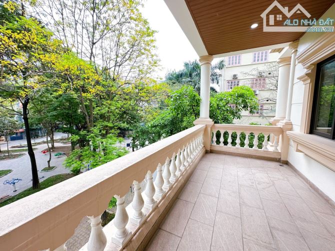 Bán gấp Biệt Thự Lưu Hữu Phước.View vườn hoa. DT 252m2 x 5T Thang máy. MT 36m.