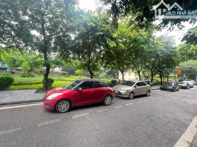 [SIÊU HIẾM] Bán nhà Khu TĐC Phố Trạm,Cổ Linh 100m - Ô tô tránh, vỉa hè - View vườn hoa - 3