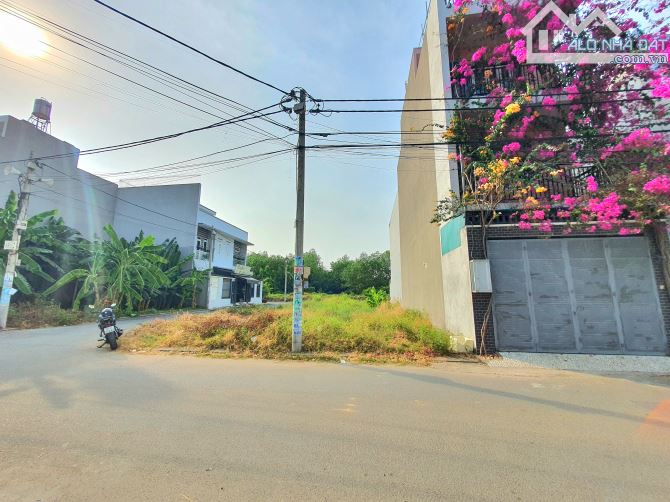Bán lô góc hẻm 730 Lã Xuân Oai, Long Trường ,Quận 9 - DT : 92.5m2  - trục chính - 1
