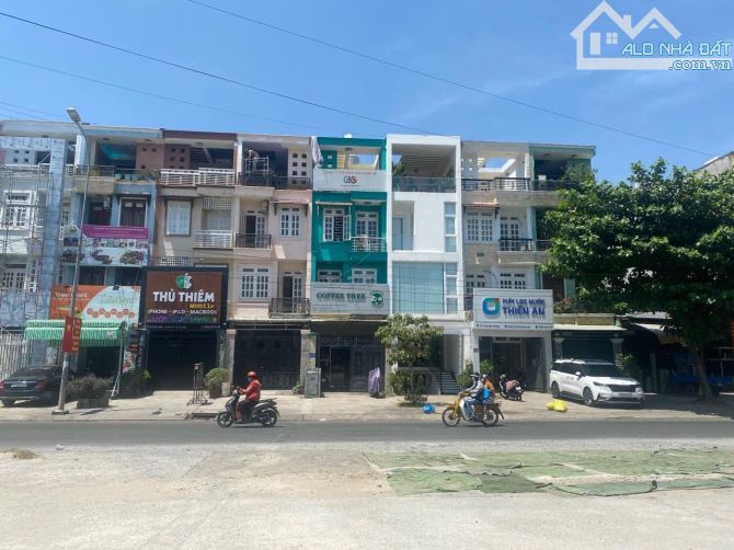 Mặt Tiền Nguyễn Hoàng .  DT 4 x 20 (80m2) 4 tầng, đang cho thuê 35tr/th. Giá: 19,7 tỷ