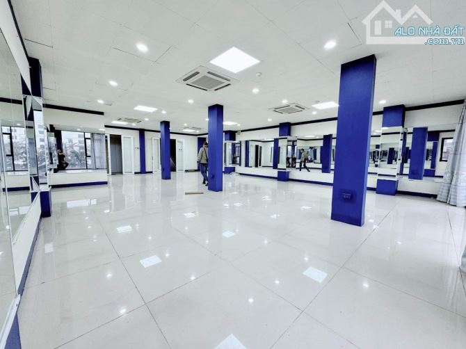 Cho thuê nhà rộng hơn 700m2 mặt tiền đường Nguyễn Văn Cừ ND gần Đại học Y Dược