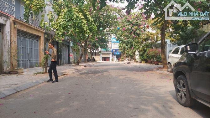 BÁN BIỆT THỰ GIÁ RẺ KĐT VĂN PHÚ. DT 240M2, MT 12M. ĐƯỜNG 15M. GẦN PHỐ QUANG TRUNG