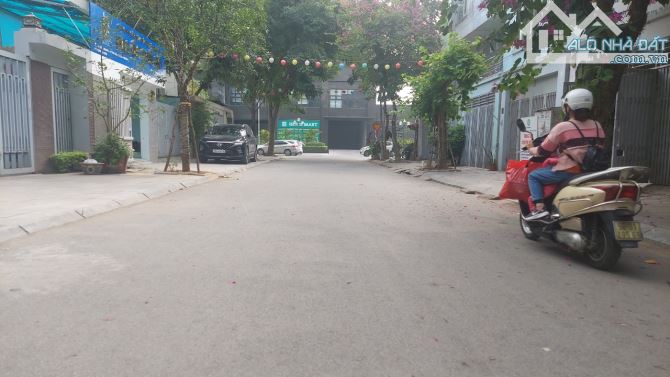 BÁN BIỆT THỰ GIÁ RẺ KĐT VĂN PHÚ. DT 240M2, MT 12M. ĐƯỜNG 15M. GẦN PHỐ QUANG TRUNG - 1