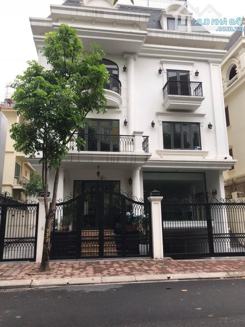 Bán Gấp Biệt Thư Đơn Lập Mặt Phố Thọ Tháp – Cầu giấy. DT 189M2 x 5T thang máy. MT 14m. - 2