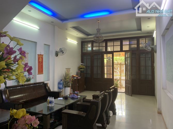 Bán nhà 3 tầng kiên cố mặt tiền Lê Trung Đình, 250m2 Sàn, công năng đầy đủ