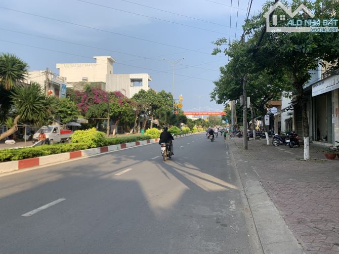 Bán nhà 3 tầng kiên cố mặt tiền Lê Trung Đình, 250m2 Sàn, công năng đầy đủ - 1