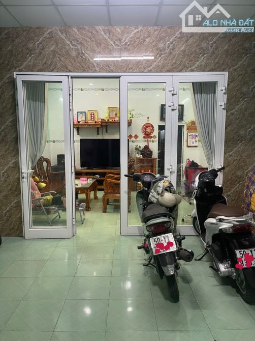 Bán nhà 5.2*22m sạch sẽ. Sổ riêng. Ngay ngã 4 Hóc môn - 1