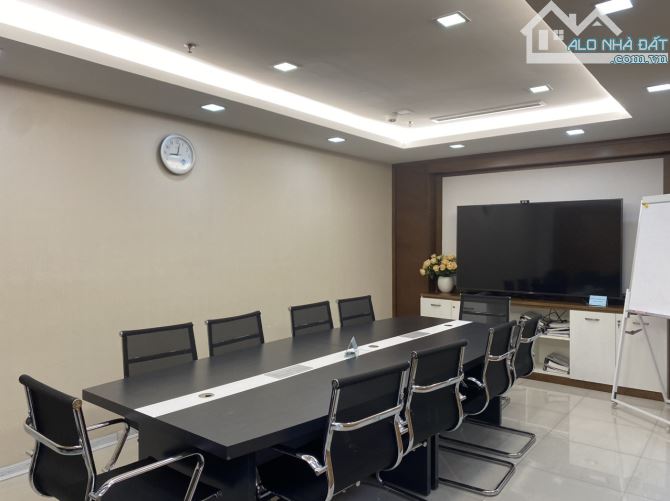 Cho thuê văn phòng 25T2 Hoàng Đạo Thúy; 270m2 giá rẻ nhất khu vực; full nội thất - 1