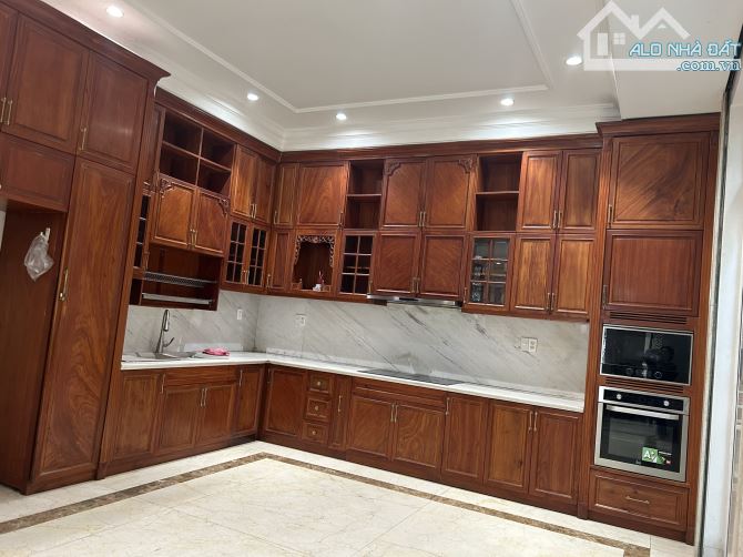Bán biệt thự cao cấp Hoàng Văn Thụ gần sân bay 15x24 kết cấu 2 tầng giá chỉ 32 tỷ - 1