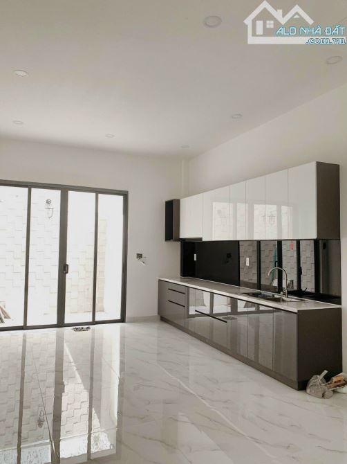 Cần bán gấp nhà Nguyễn Hồng Đào khu vip Bàu Cát, dt 150m2 5 lầu giá chỉ 17,5 tỷ - 2