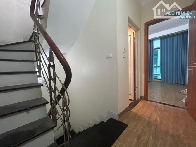 MẶT PHỐ TRUNG TÂM quận CẦU GIẤY - KINH DOANH SẦM UẤT - VỈA HÈ Ô TÔ TRÁNH. 50M2 4 TẦNG - 3
