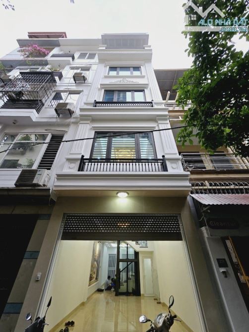 Cần bán gấp nhà phân lô phố Trần Quốc Hoàn 55m2, 5T, ô tô tránh, thang máy, 2 mặt thoáng S