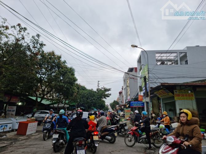 Trục chính kinh doanh gần trung tâm Thị Xã Quế Võ - Bắc Ninh. Dt 100m2 x 4.5m mặt tiền
