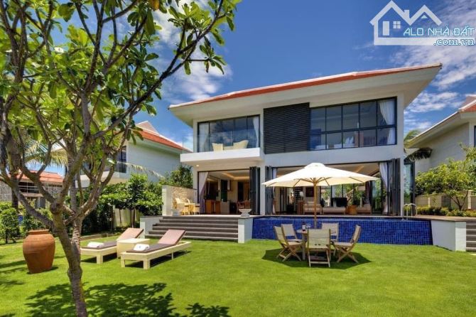 Cần bán biệt thự mặt biển The Ocean Villa Da Nang, bước chân xuống thềm là biển - 11