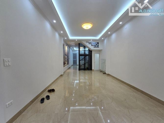 Cần bán gấp nhà phân lô phố Trần Quốc Hoàn 55m2, 5T, ô tô tránh, thang máy, 2 mặt thoáng S - 1