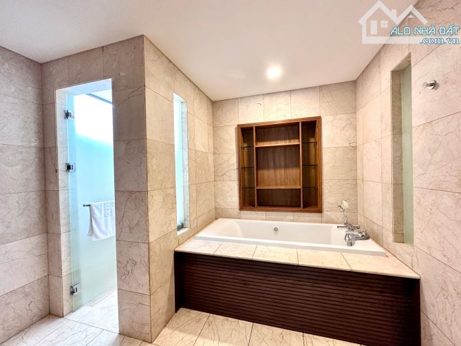 Cần bán biệt thự mặt biển The Ocean Villa Da Nang, bước chân xuống thềm là biển - 20