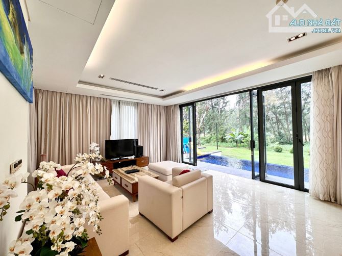 Cần bán biệt thự mặt biển The Ocean Villa Da Nang, bước chân xuống thềm là biển - 24