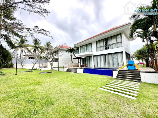 Cần bán biệt thự mặt biển The Ocean Villa Da Nang, bước chân xuống thềm là biển - 26