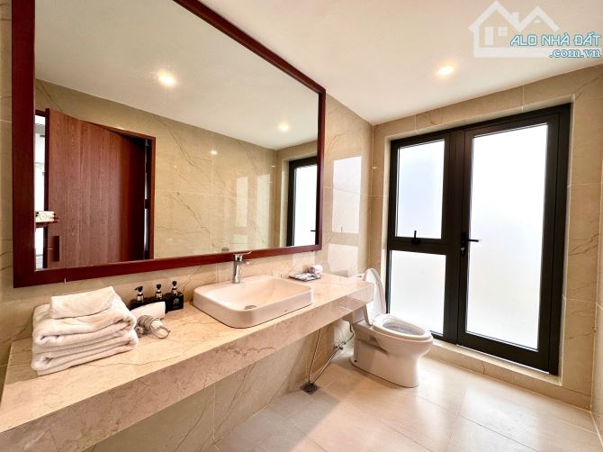 Cần bán biệt thự mặt biển The Ocean Villa Da Nang, bước chân xuống thềm là biển - 29