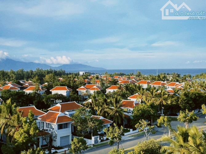 Cần bán biệt thự mặt biển The Ocean Villa Da Nang, bước chân xuống thềm là biển - 3